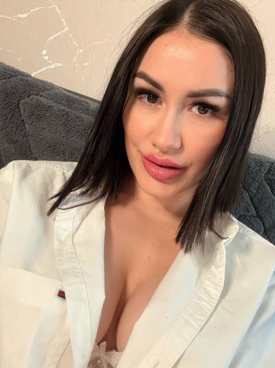 Webcam chat profile for O1riana: Ask about my Hobbies