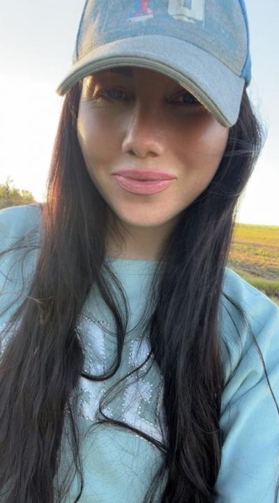 Webcam chat profile for Melorine: Ask about my Hobbies