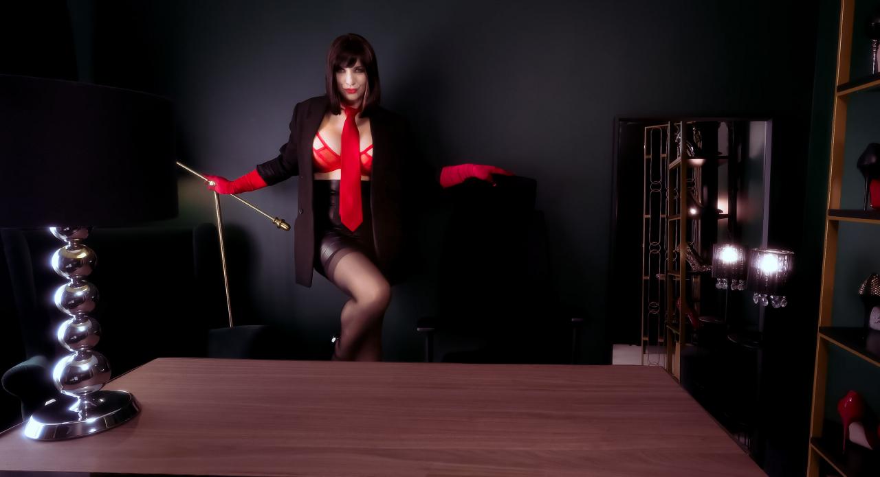 Webcam chat profile for LongestLegs: Leather