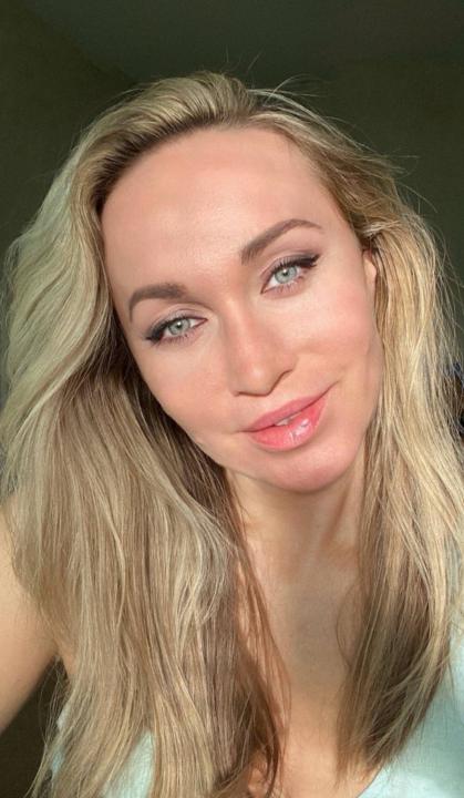 Webcam chat profile for Alicia3: Exercise
