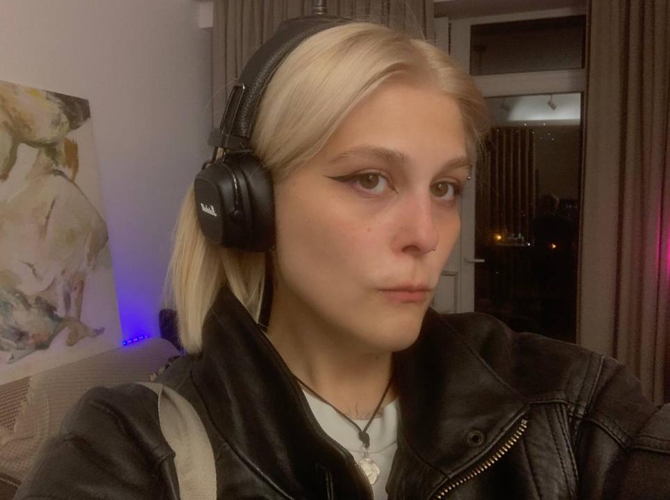 Webcam chat profile for EllaBloom: Leather
