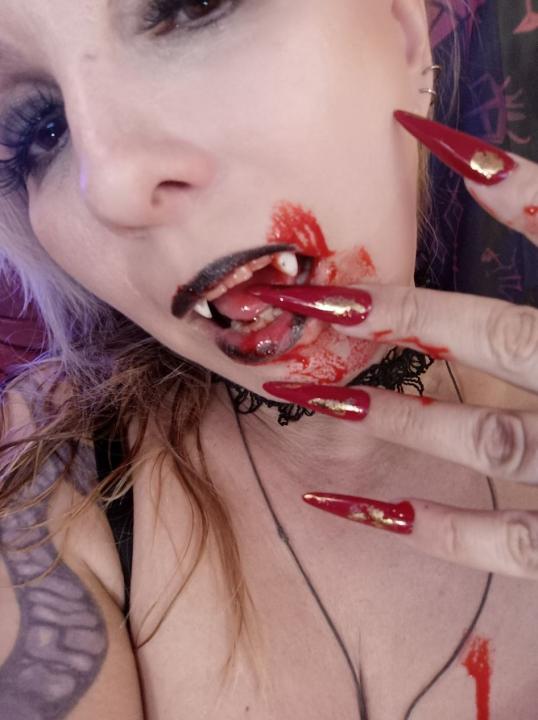 Webcam chat profile for TarotSonya: Latex & rubber