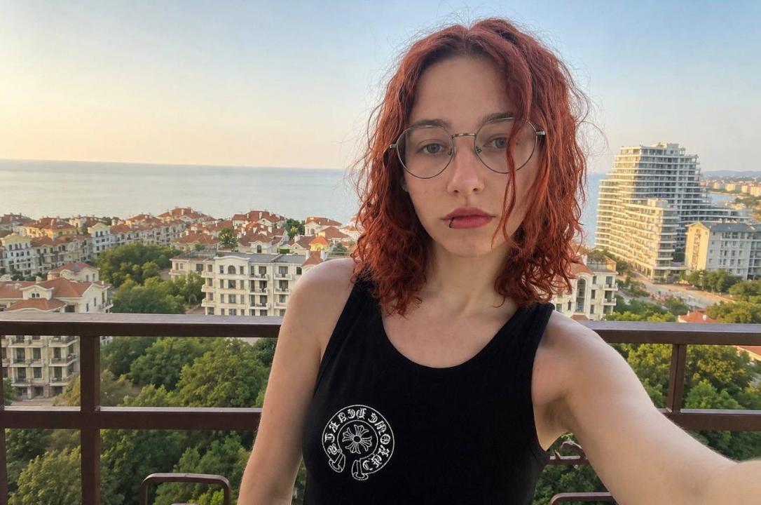 Webcam chat profile for GingerFox: Kissing