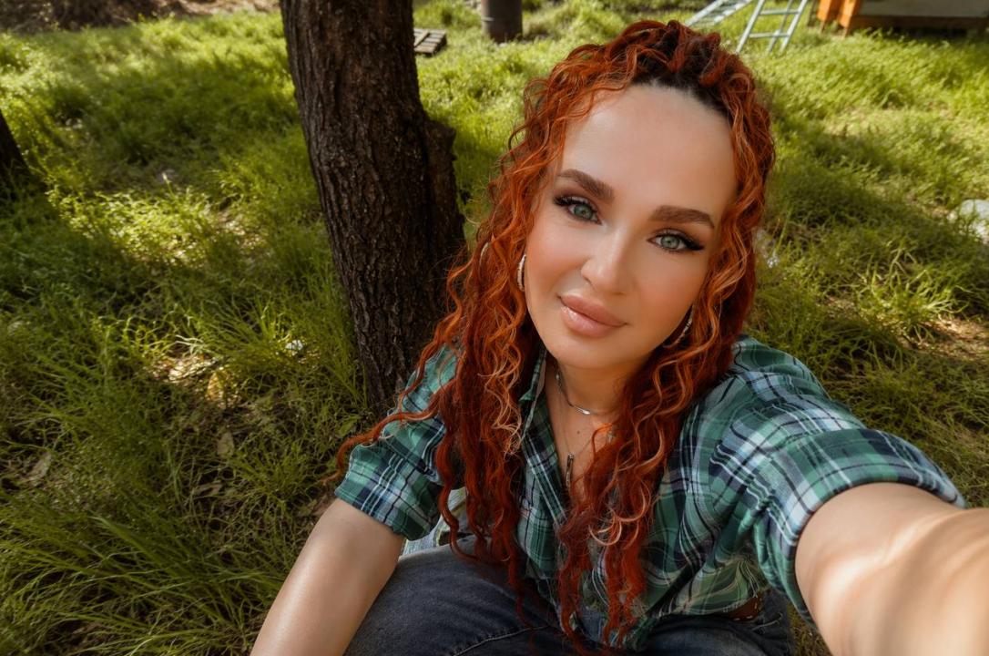 Webcam chat profile for YourMiraa: Cooking