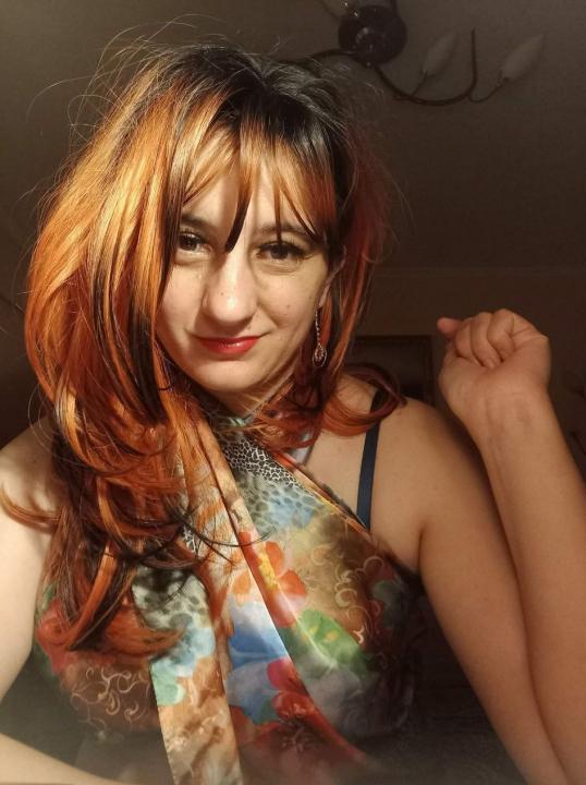 Webcam chat profile for ArianaVerse: Outfits