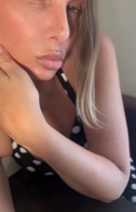 Webcam chat profile for WonderfulWoman: Smoking
