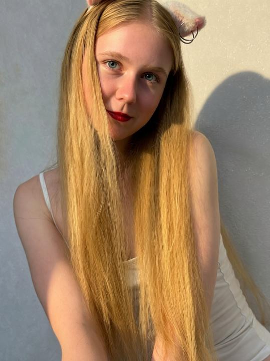 Webcam chat profile for BlondePolly: Strip-tease