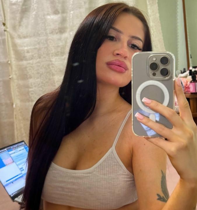 Webcam chat profile for KrisQueen77: Kissing