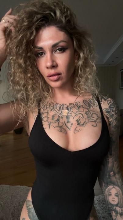 Webcam chat profile for Brelia: Legs, feet & shoes