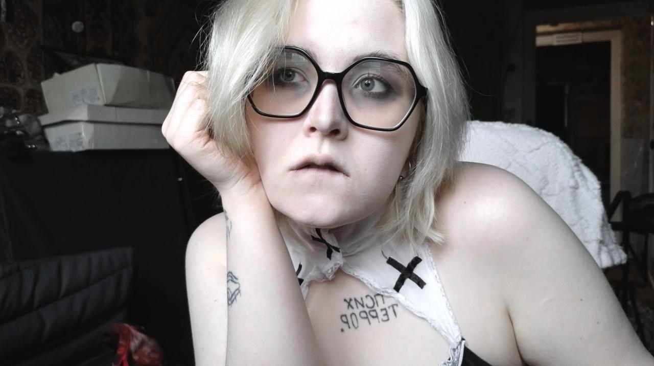 Webcam chat profile for HornyHellen: Leather