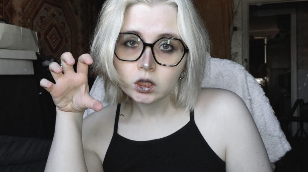 Webcam chat profile for HornyHellen: Leather