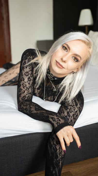Webcam chat profile for freeanne: Piercings & tattoos