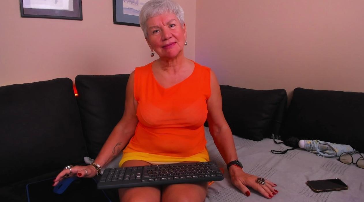 Webcam chat profile for RoxanaBrooks: Legs, feet & shoes