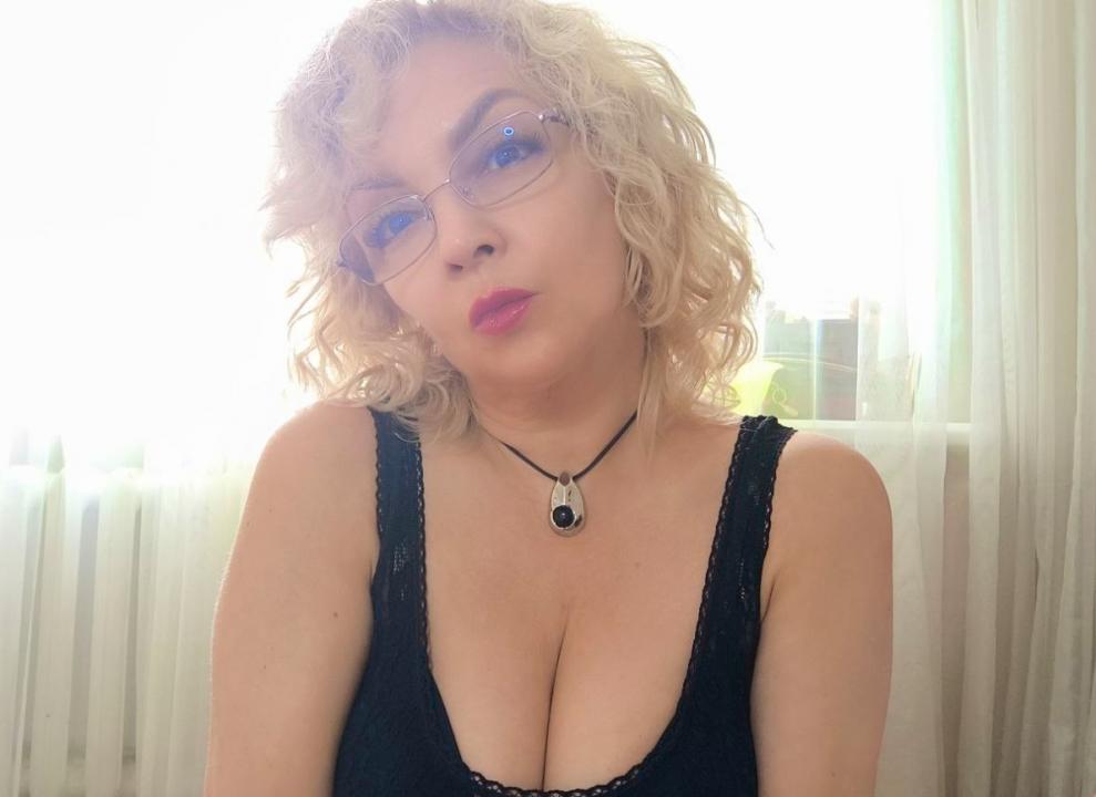 Webcam chat profile for ElowenRose: Outfits