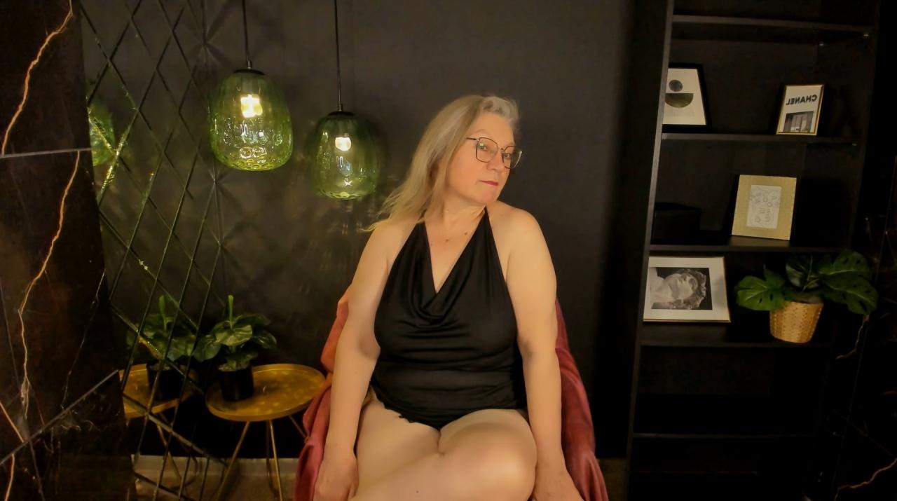 Webcam chat profile for NataliMellow: Kissing