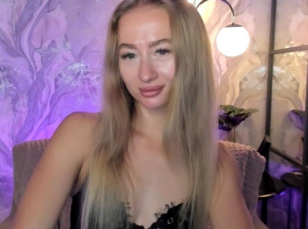 Webcam chat profile for VictoriaLight: Kissing