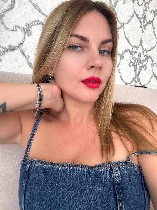 Webcam chat profile for VelvetMoons: Legs, feet & shoes