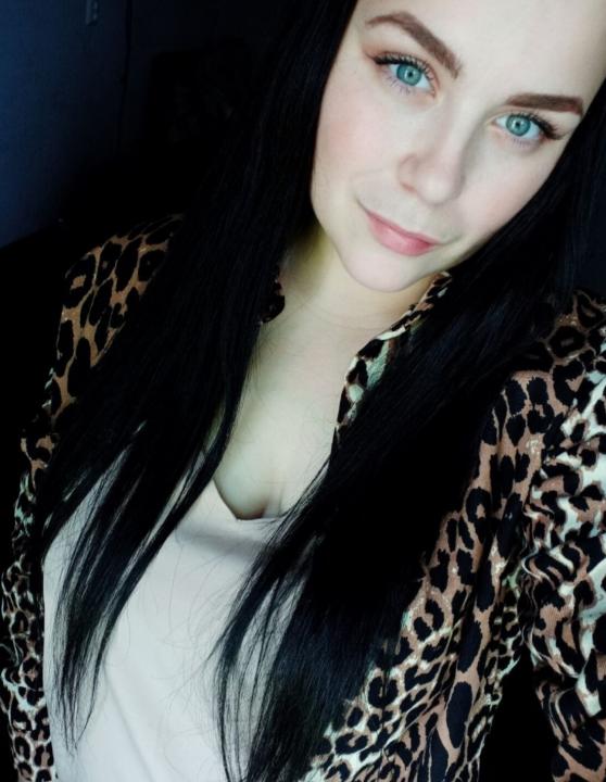 Webcam chat profile for xVeloura: Ask about my Hobbies