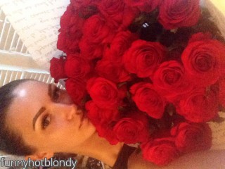 View funnyhotblondy profile in Strip HiLo category