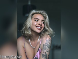 View HoneySunset profile in Glamour Girls category