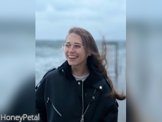 View HoneyPetal profile in Make New Friends category