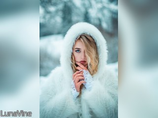 View LunaVine profile in Make New Friends category