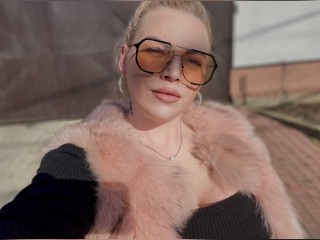 View LoveBlondie profile in Make New Friends category