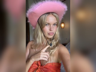 Visit roxycherry profile