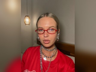 Visit roxycherry profile