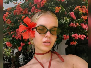 Visit roxycherry profile