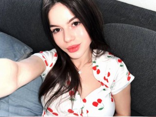 View LunaGlossy profile in Glamour Girls category