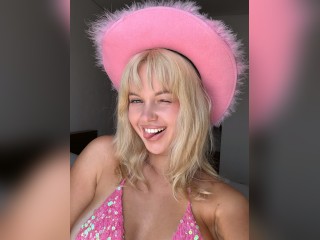 Visit roxycherry profile