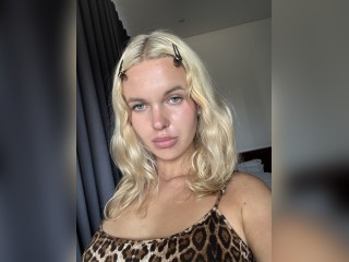 Visit roxycherry profile