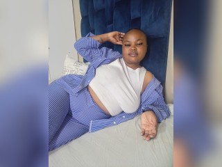 Visit Curveysinaa profile