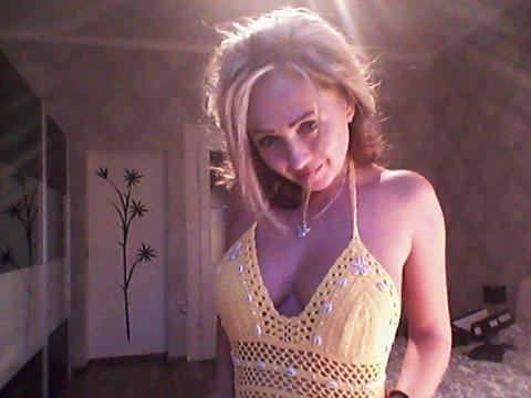 Connect with webcam model Rhonna
