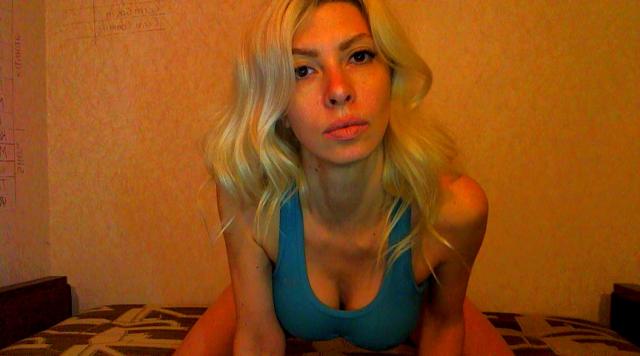 Adult webcam chat with RoxySkyBlue: Kissing