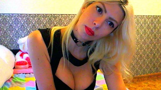 Adult webcam chat with RoxySkyBlue: Kissing