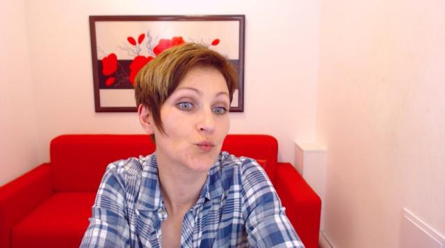 Welcome to cammodel profile for ParisBeautiful: Kissing