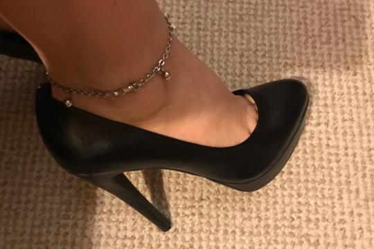 Explore your dreams with webcam model SweetiePeach4U: Legs, feet & shoes