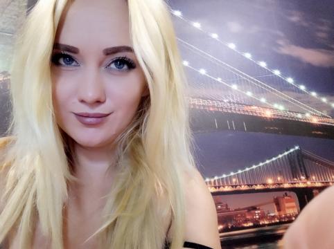 Explore your dreams with webcam model SweetGalateja: Strip-tease