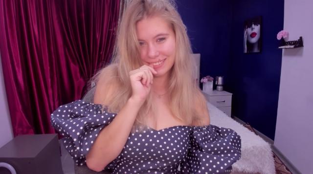 Adult chat with CameliaBrown: Strip-tease