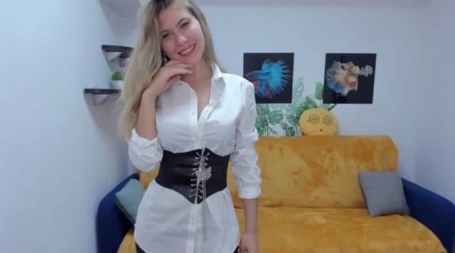 Find your cam match with CameliaBrown: Kissing