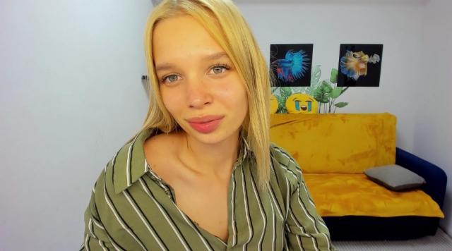 Explore your dreams with webcam model NatashaSmily: Nails