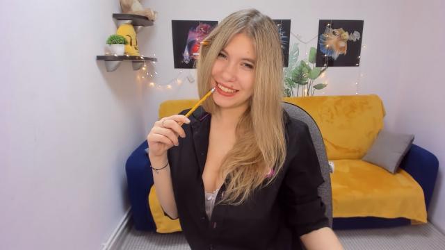 Find your cam match with CameliaBrown: Kissing