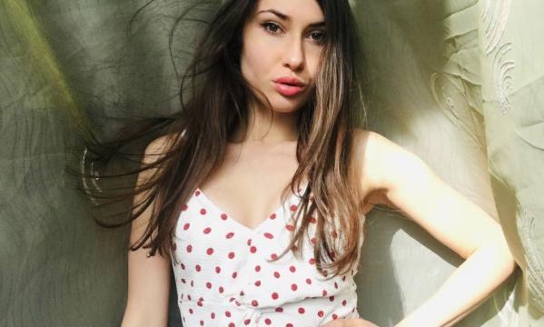 Connect with webcam model SweetIren005: Nails