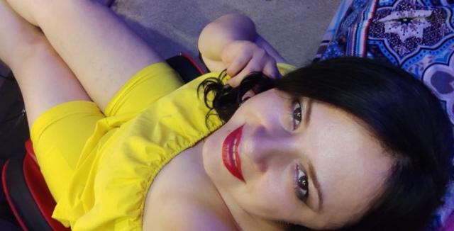 Start video chat with IssaLillian: Kissing