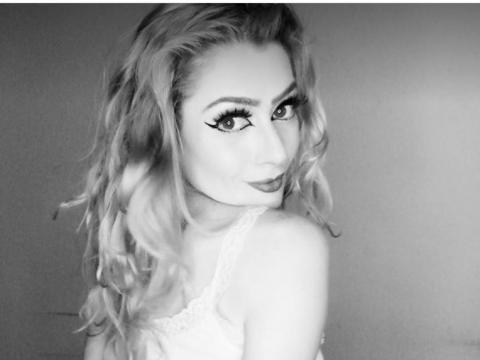 Explore your dreams with webcam model QueenJessica: Strap-ons