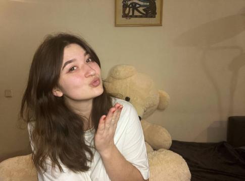 Explore your dreams with webcam model yourCuteSofia