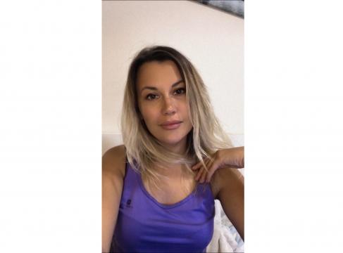 Explore your dreams with webcam model LuizaMoisha1: Nails