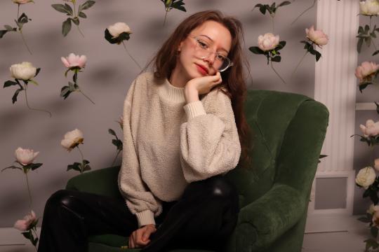 Explore your dreams with webcam model OliviaPetite: Smoking